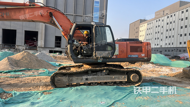 液压泵舱室正面整体（整机外观）