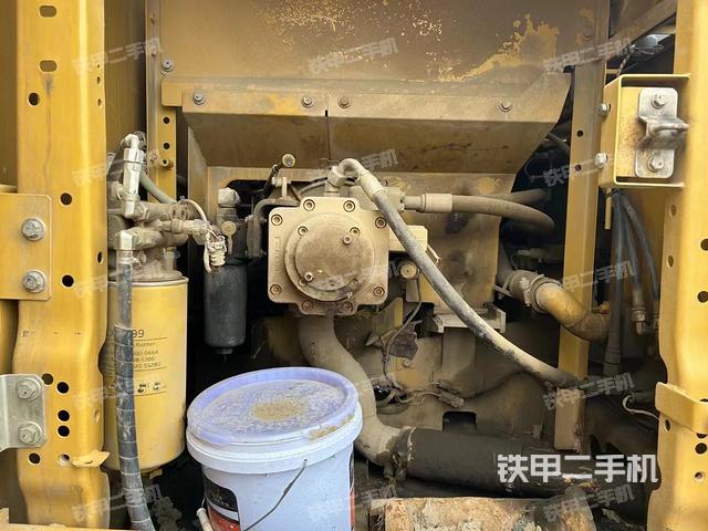 液压泵舱室正面整体（整机外观）