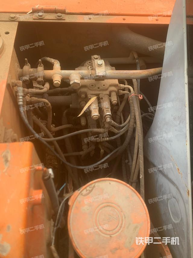 回转马达和主控阀（整机外观）