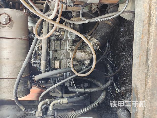 液压泵舱室正面整体（整机外观）