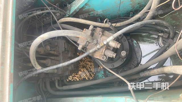 回转马达和主控阀（整机外观）