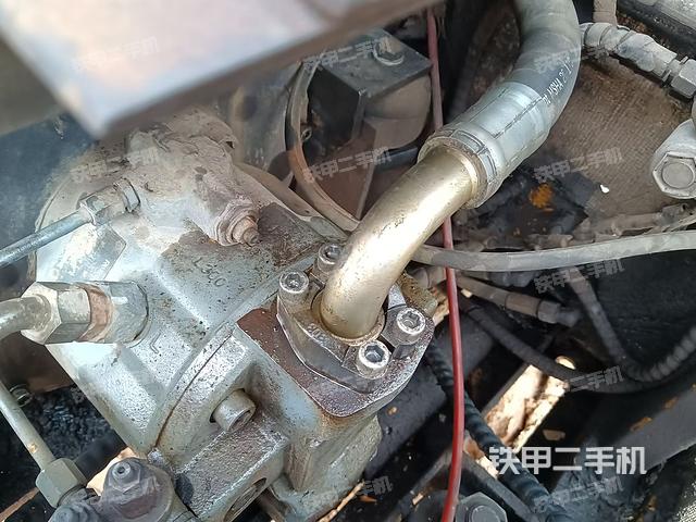 液压泵舱室正面整体（整机外观）