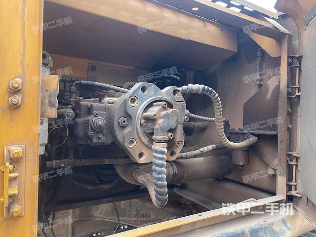 液压泵舱室正面整体（整机外观）