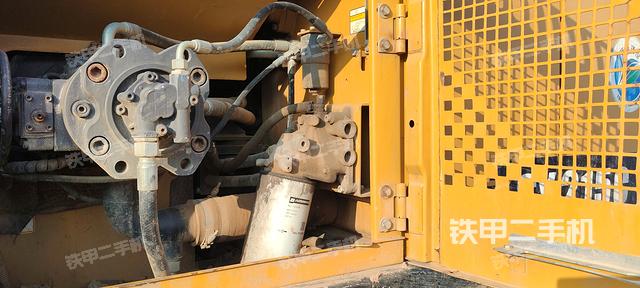 液压泵舱室正面整体（整机外观）