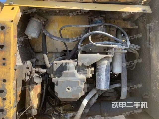 液压泵舱室正面整体（整机外观）