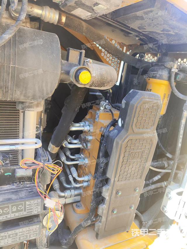 回转马达和主控阀（整机外观）