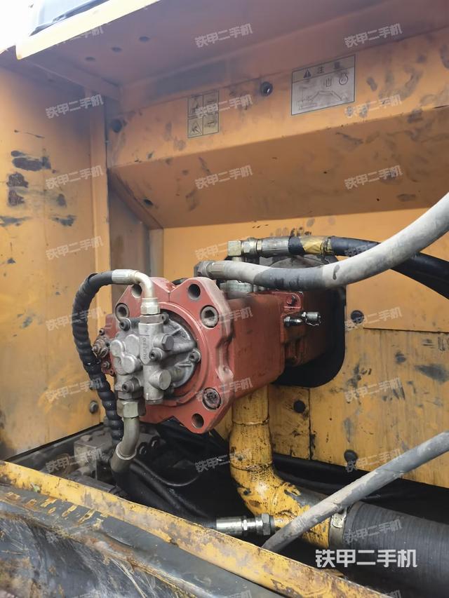 液压泵舱室正面整体（整机外观）