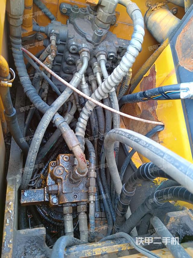 回转马达和主控阀（整机外观）