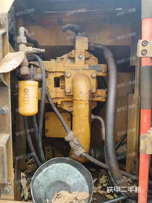 液压泵舱室正面整体（整机外观）