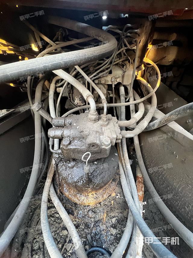 回转马达和主控阀（整机外观）