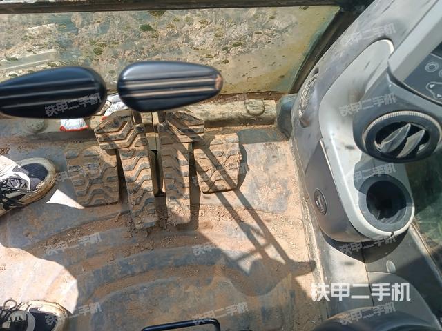 行走控制手柄和踏板?俯拍(駕駛室部分) 行走控制手柄和踏板?俯拍(駕駛室部分)