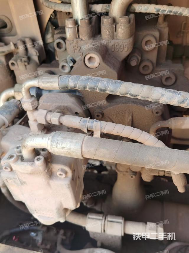 液压泵舱室正面整体（整机外观）