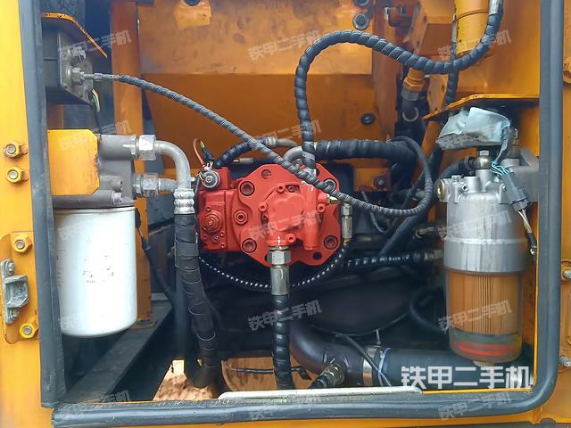 液压泵舱室正面整体（整机外观）