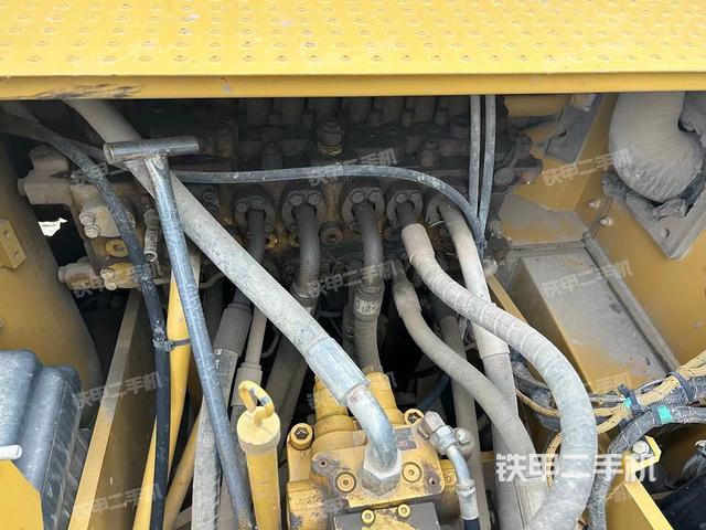 回转马达和主控阀（整机外观）