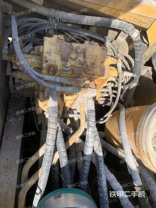 回转马达和主控阀（整机外观）