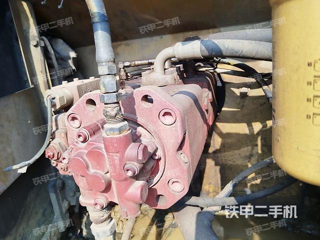 液压泵舱室正面整体（整机外观）