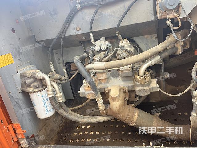 液压泵舱室正面整体（整机外观）