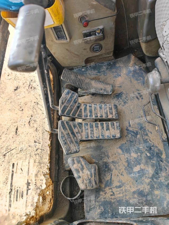 行走控制手柄和踏板?俯拍（駕駛室部分）