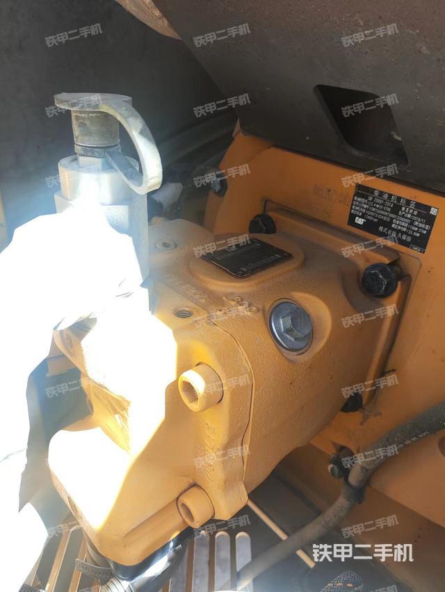 液压泵舱室正面整体（整机外观）