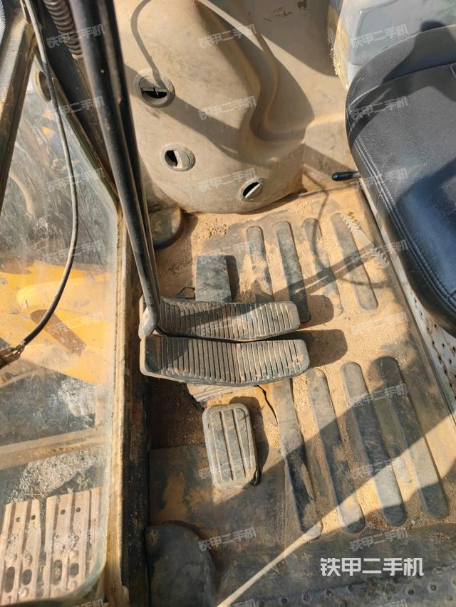 行走控制手柄和踏板?俯拍（駕駛室部分）