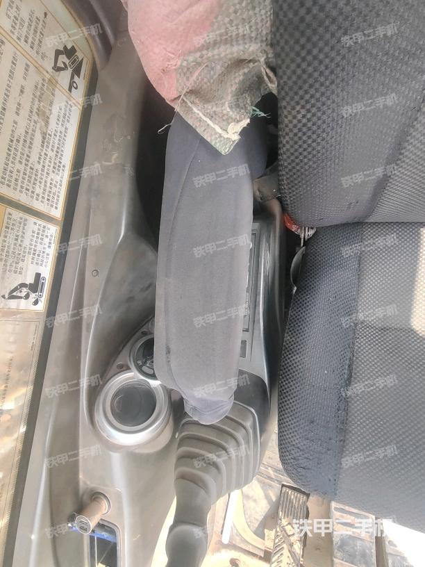 座椅右侧控制台/钥匙门/油门/含右手柄（驾驶室部分）