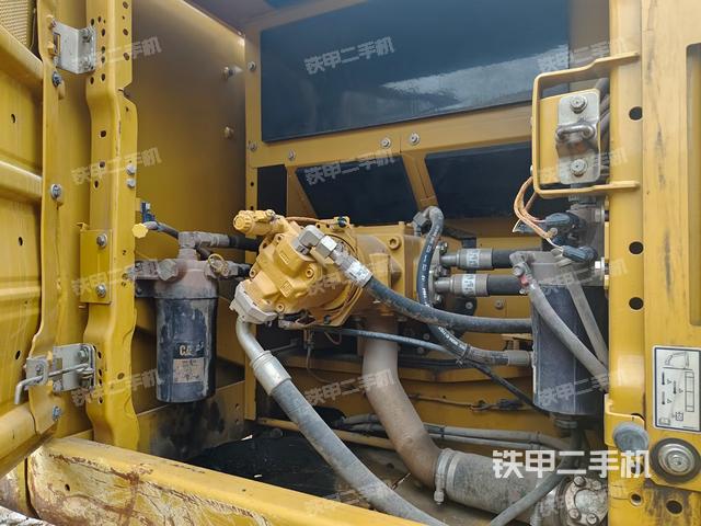 液压泵舱室正面整体（整机外观）