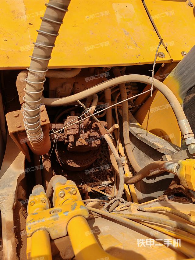 回转马达和主控阀（整机外观）