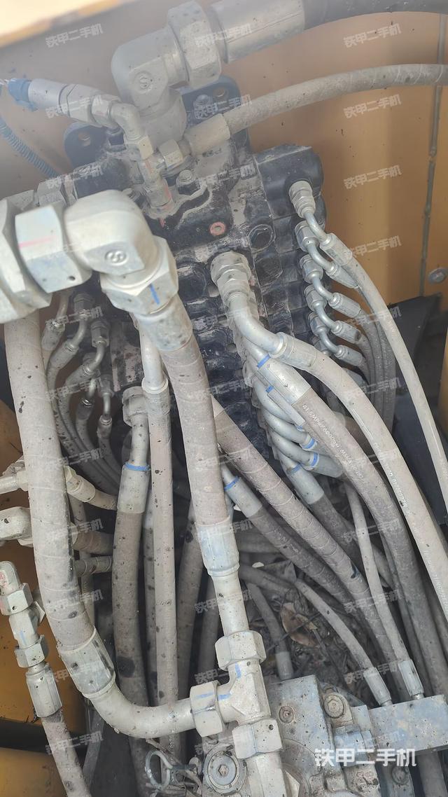 回转马达和主控阀（整机外观）