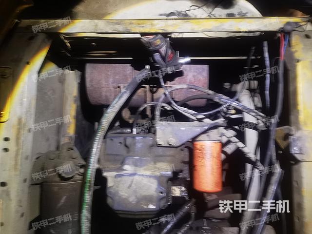 液压泵舱室正面整体（整机外观）