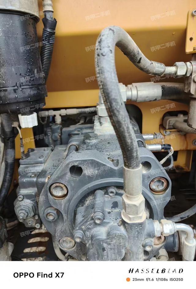 液压泵舱室正面整体（整机外观）