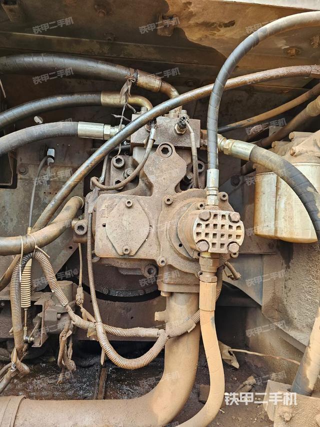 液压泵舱室正面整体（整机外观）