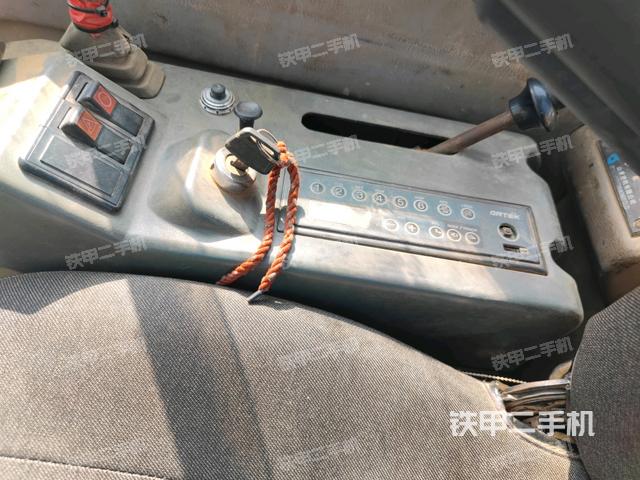 座椅右側(cè)控制臺/鑰匙門/油門/含右手柄(駕駛室部分) 座椅右側(cè)控制臺/鑰匙門/油門/含右手柄(駕駛室部分)