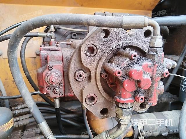 液压泵舱室正面整体（整机外观）