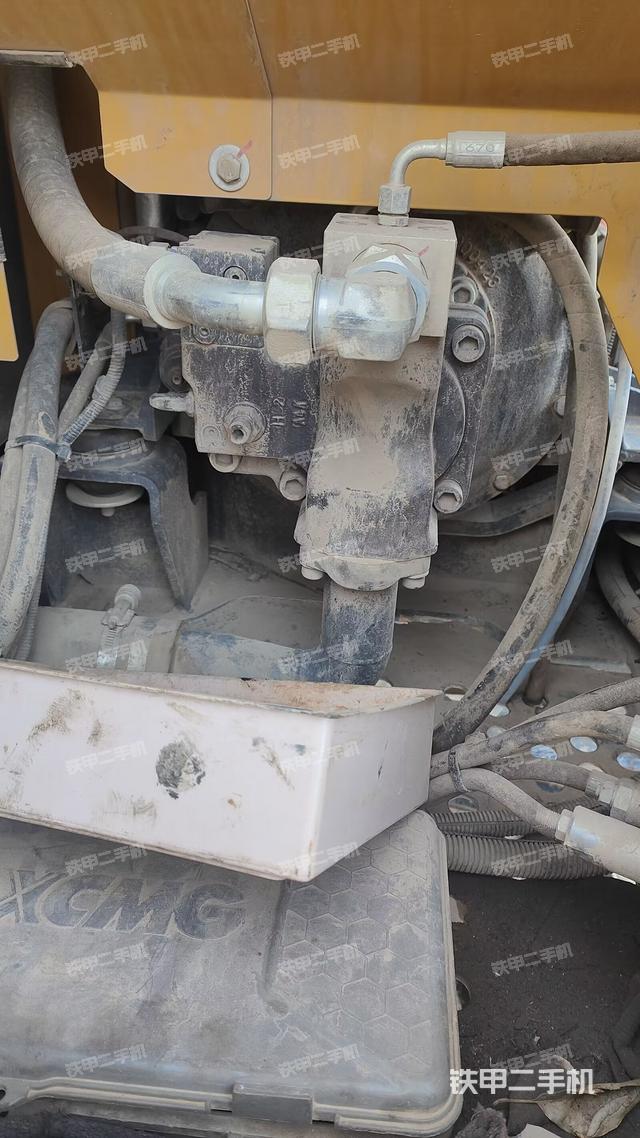 液压泵舱室正面整体（整机外观）