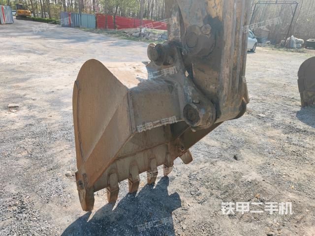 鏟斗右后整體(工作和回轉(zhuǎn)裝置) 鏟斗右后整體(工作和回轉(zhuǎn)裝置)