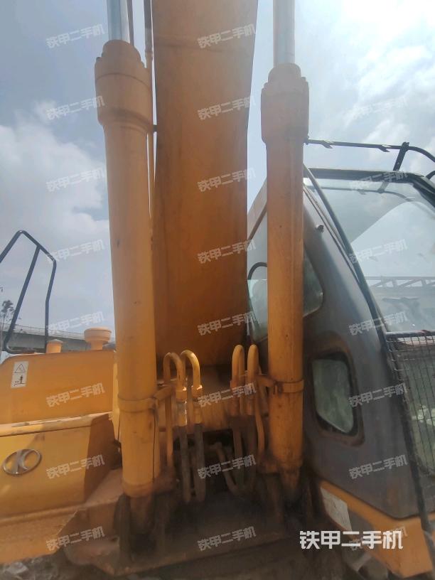 大臂油缸整体 竖拍（工作和回转装置）