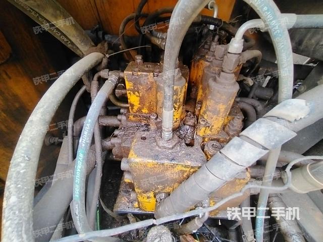 回转马达和主控阀（整机外观）