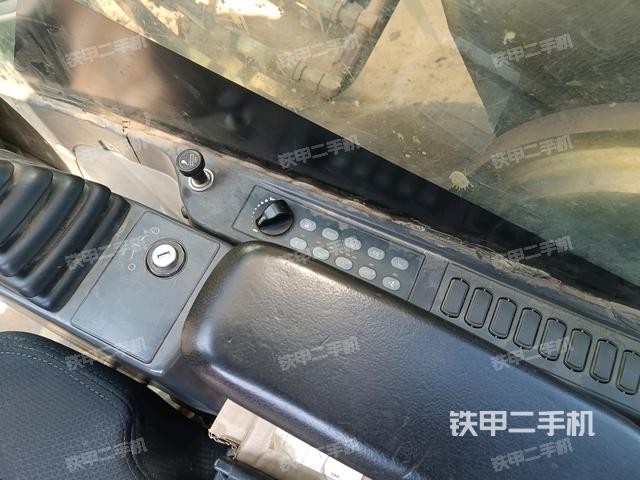座椅右側(cè)控制臺(tái)/鑰匙門(mén)/油門(mén)/含右手柄(駕駛室部分) 座椅右側(cè)控制臺(tái)/鑰匙門(mén)/油門(mén)/含右手柄(駕駛室部分)
