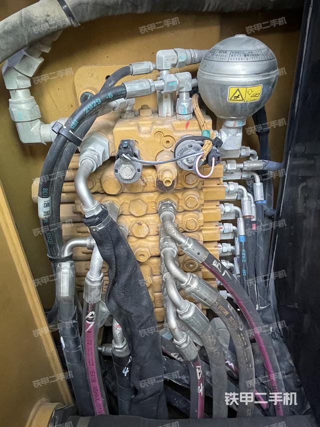 回转马达和主控阀（整机外观）