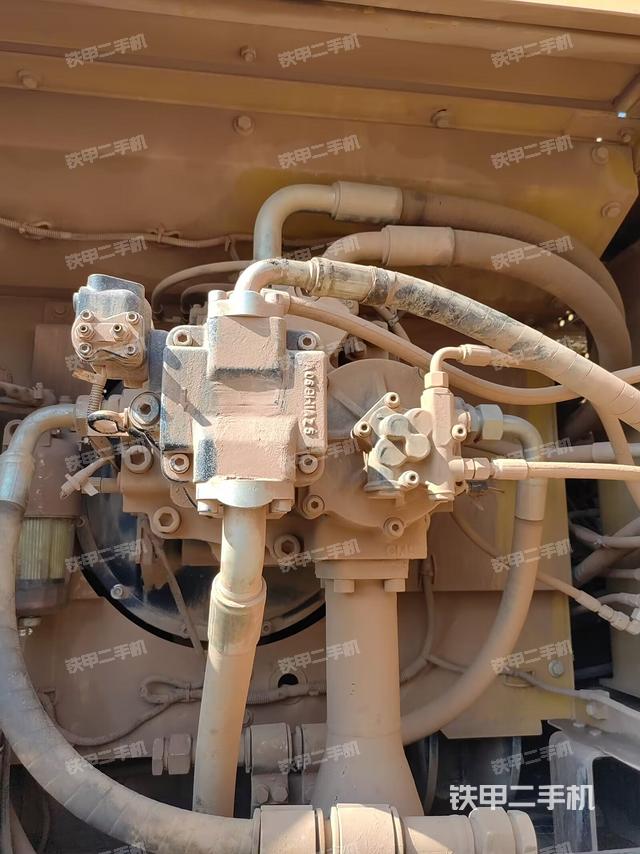 液压泵舱室正面整体（整机外观）