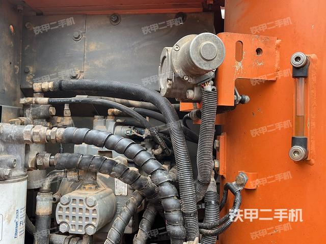 液压泵舱室正面整体（整机外观）