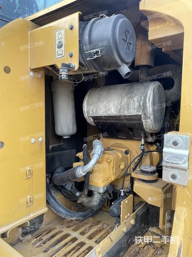 液压泵舱室正面整体（整机外观）