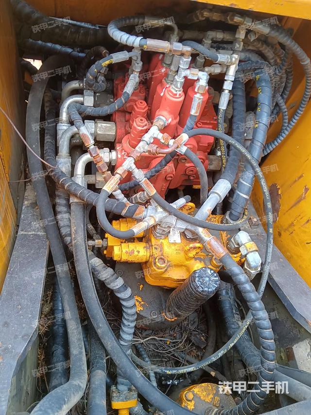 回转马达和主控阀（整机外观）