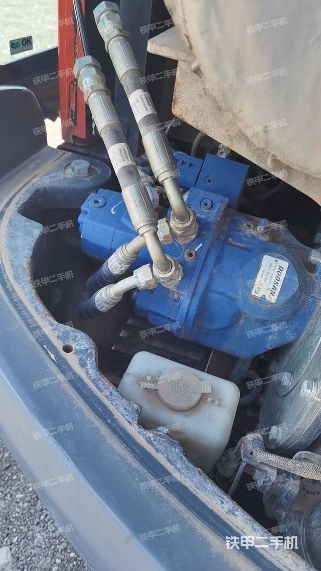 液压泵舱室正面整体（整机外观）