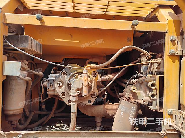 液压泵舱室正面整体（整机外观）