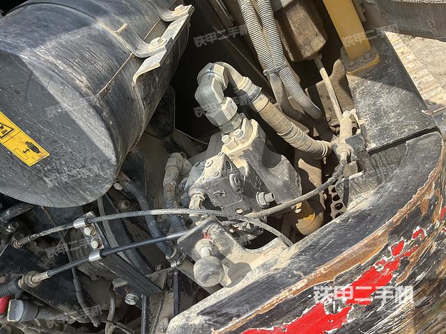 液压泵舱室正面整体（整机外观）