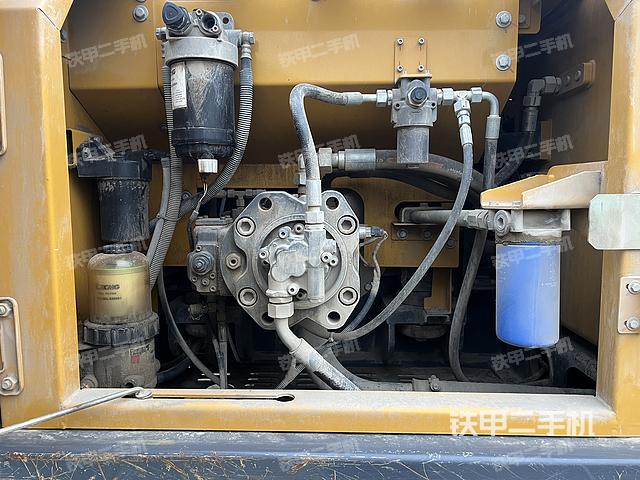 液压泵舱室正面整体（整机外观）