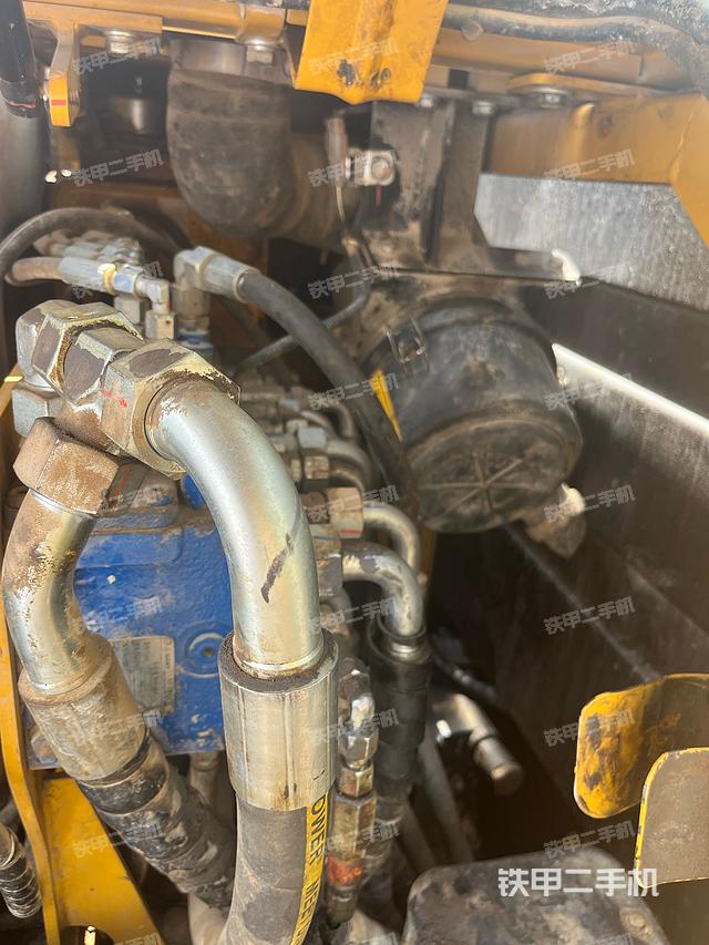 回转马达和主控阀（整机外观）