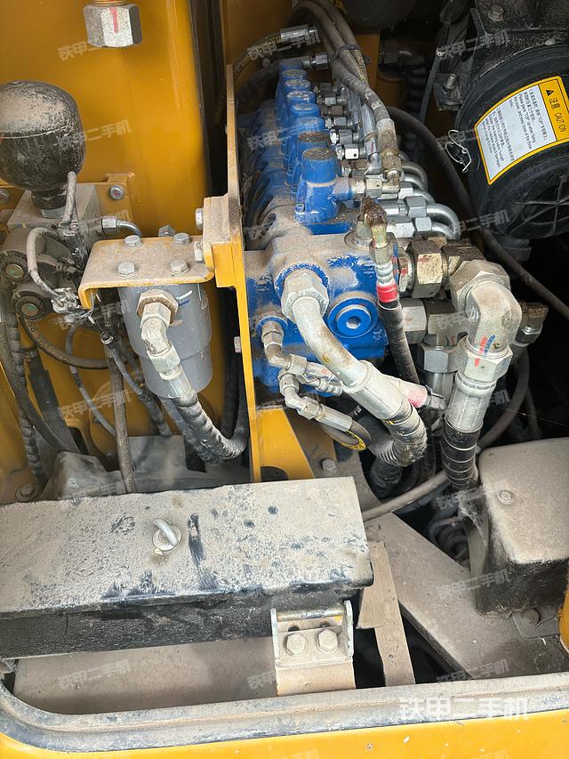 回转马达和主控阀（整机外观）