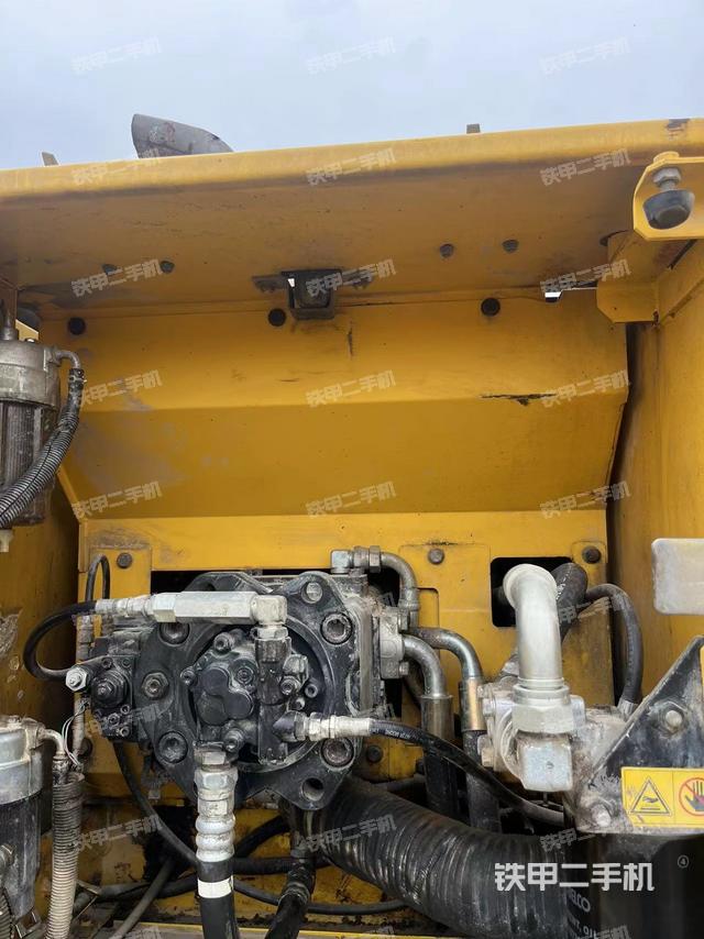 液压泵舱室正面整体（整机外观）